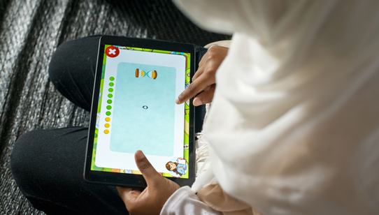 Girl in Lebanon learns through educational gaming technology Can't Wait to Learn_War Child_200802
